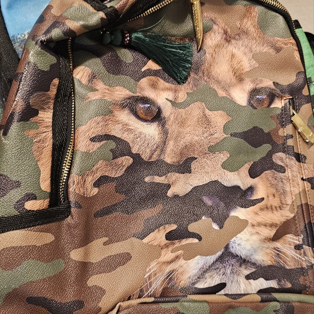 Sprayground Backpack for Men,Women and Child Alike - Picture 7 of 7